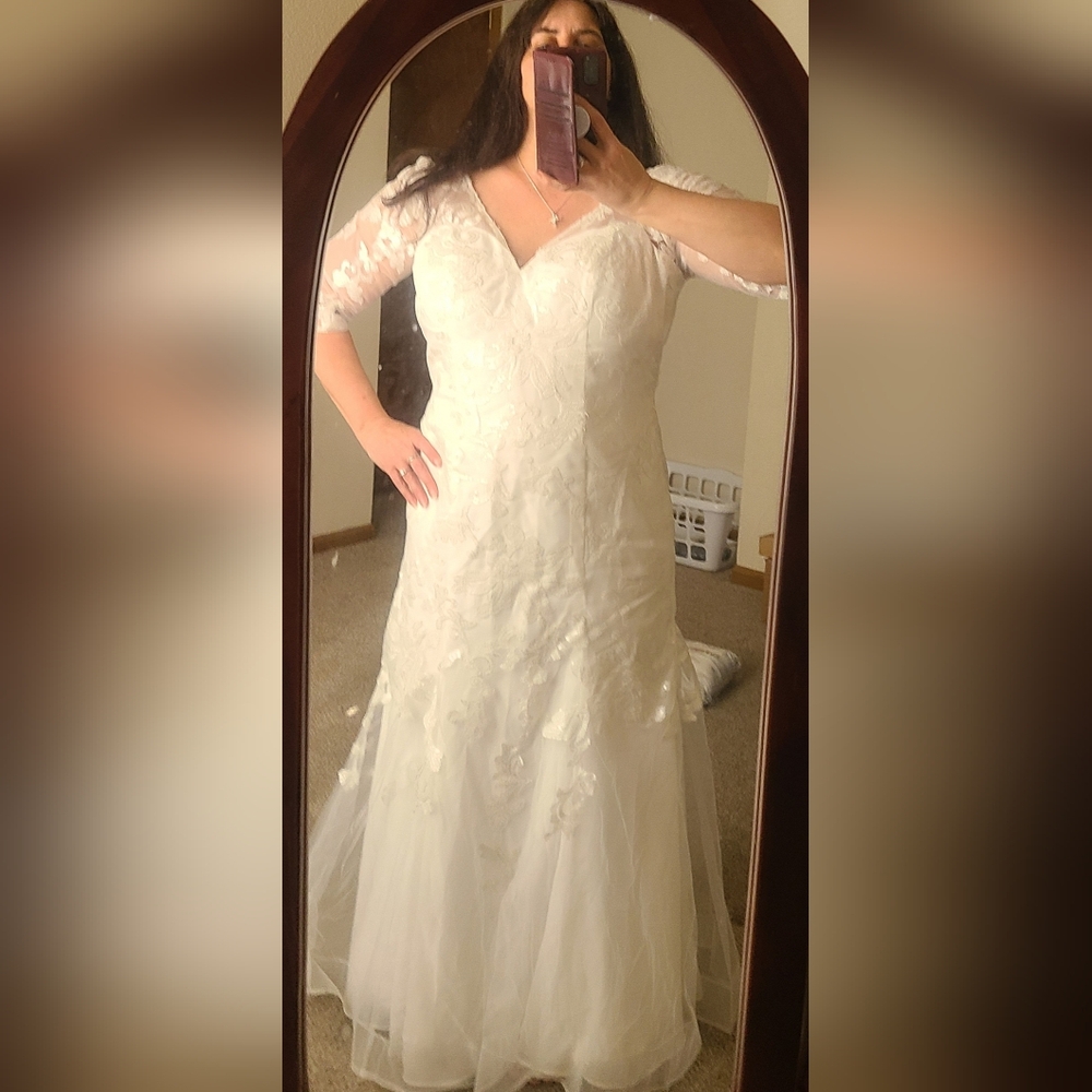 Elegant White Lace And Tulle Wedding Dress